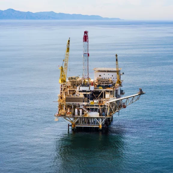 offshore oil drilling platform aerial view-DirCom-Thinkstocks_credits